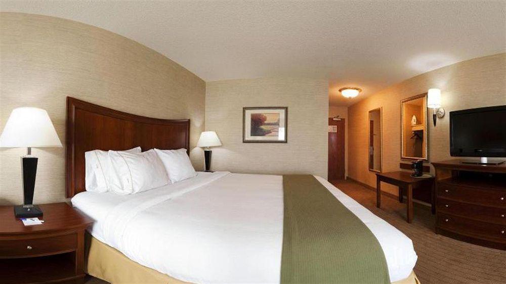 Holiday Inn Express Hotel & Suites Urbana-Champaign-U Of I Area By Ihg Exterior photo