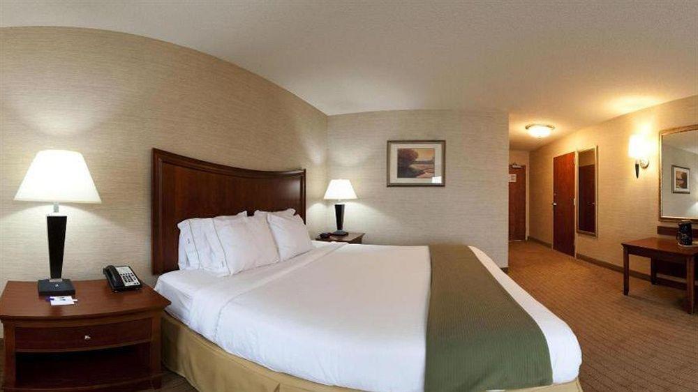 Holiday Inn Express Hotel & Suites Urbana-Champaign-U Of I Area By Ihg Exterior photo