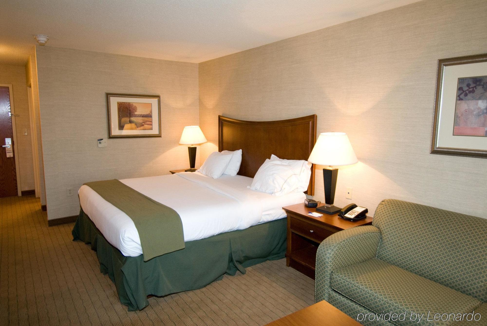 Holiday Inn Express Hotel & Suites Urbana-Champaign-U Of I Area By Ihg Exterior photo