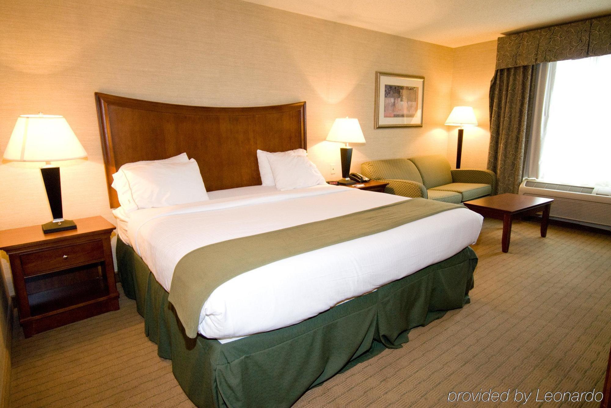 Holiday Inn Express Hotel & Suites Urbana-Champaign-U Of I Area By Ihg Exterior photo