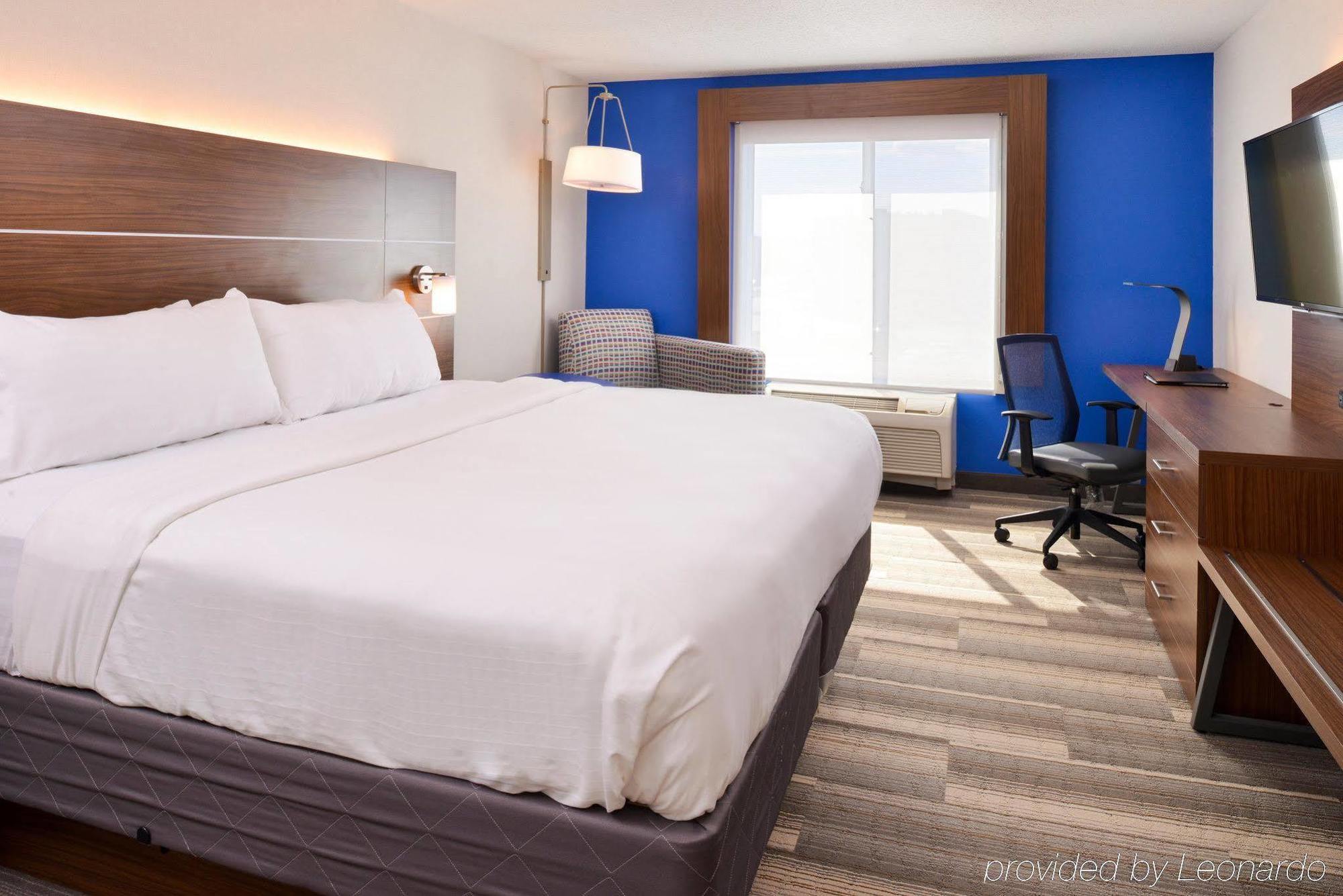 Holiday Inn Express Hotel & Suites Urbana-Champaign-U Of I Area By Ihg Exterior photo